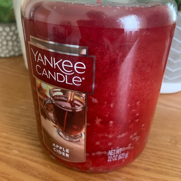 YANKEE Apple Cider scented candle - Picture 2 of 4